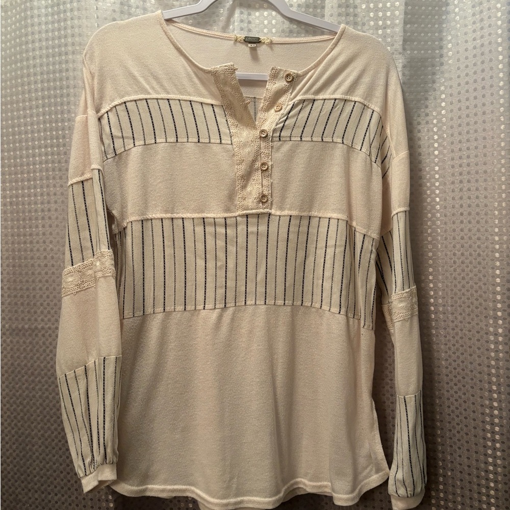 Women’s long sleeved gimmicks top size extra small